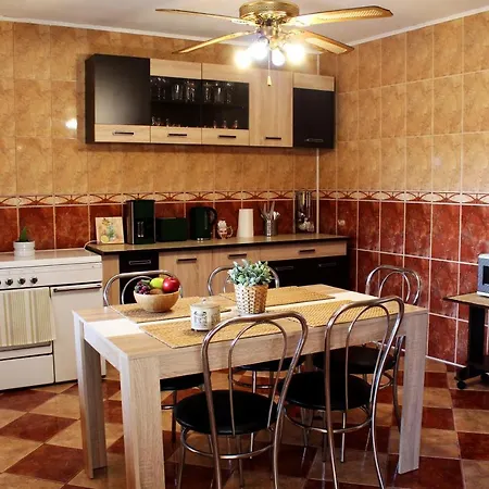 Collosal With Garden Apartament