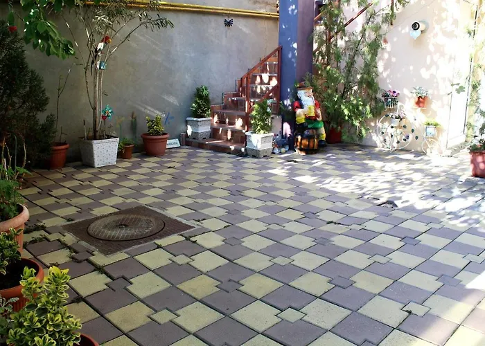 Collosal With Garden * Boekarest