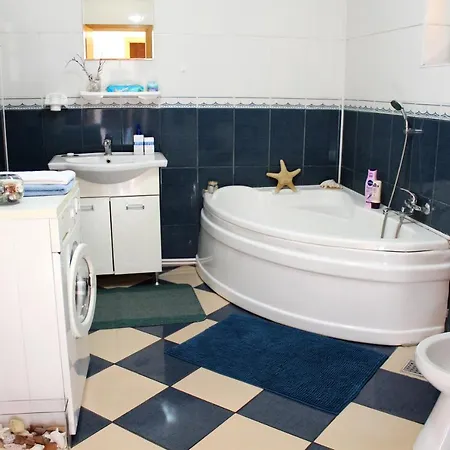 Collosal With Garden Βουκουρέστι