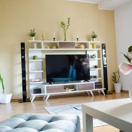 Collosal With Garden Βουκουρέστι